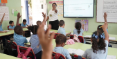  imagen Estudiantes en su aula recibiendo el pan de la ense&ntilde;anza. 
