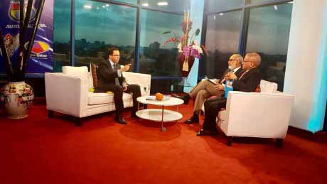  imagen Ministro Andrés Navarro durante entrevista, sentado frente a Persio Maldonado y Geraldino González. 