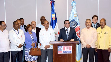  imagen Ministro Andrés Navarro en podium acompañado de consejo directivo para la evaluación del desempeño docente. 