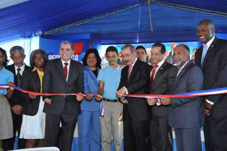  imagen Presidente Medina entrega liceo de 32 aulas en sector Brisas del Este y la estancia infantil número 26 en Los Mameyes 