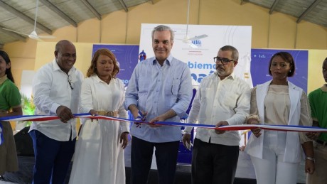  imagen Presidente Luis Abinader en inauguración de centro educativo junto a demás entidades que le acompañan. 