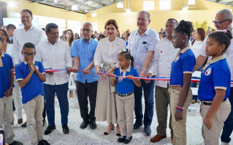  imagen La vicepresidenta de la República, Raquel Peña y el ministro de Educación, Ángel Hernández, inauguraron dos escuelas primarias en los sectores Perla Antillana y Los Alcarrizos. 