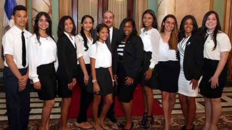  imagen Presidente Danilo  Medina recibe estudiantes meritorios de Nueva York, de origen dominicano 