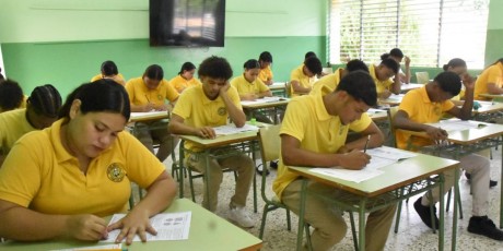  imagen J&oacute;venes en aula durante evaluaci&oacute;n. 