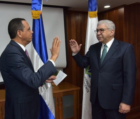  imagen Ministro de educación Peña Mirabal junto al periodista Adriano Miguel Tejada durante el acto de juramentación 