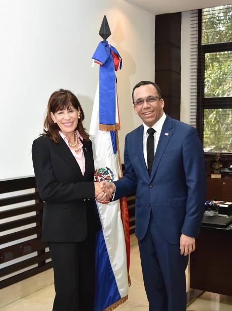  imagen Ministro Andrés Navarro de pie junto a embajadora de los Estados Unidos estrechandose la mano
  