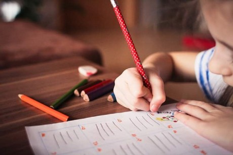  imagen Estudiantes haciendo su tarea 