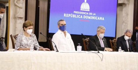  imagen Ministro Fulcar durante el acto que fue encabezado por el presidente Luis Abinader, acompa&ntilde;ado de la vicepresidenta Raquel Pe&ntilde;a. 