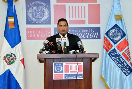 imagen Miguel Medina, director de Comunicaciones y Relaciones P&uacute;blicas de este ministerio en pod&iacute;um se dirige a los medios&nbsp; 