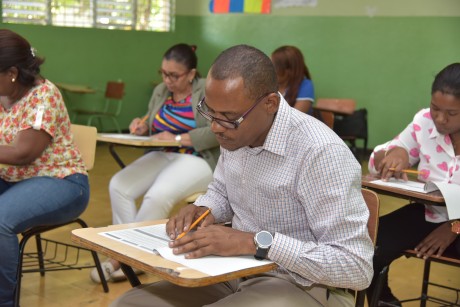  imagen Docente tomando prueba de desempe&ntilde;o&nbsp; 