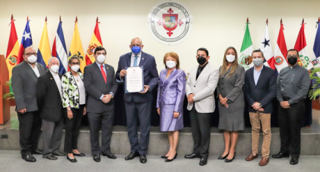  imagen Ministro Roberto Fulcar le fueron otorgados importantes reconocimientos por parte de la Universidad Interamericana de Panamá (UIP) y de la Universidad Católica Santa María La Antigua (USMA). 