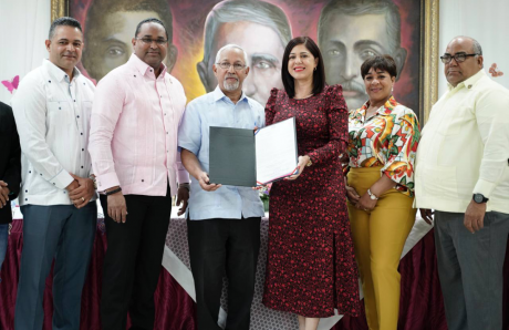  imagen Ministro de Educaci&oacute;n, &Aacute;ngel Hern&aacute;ndez fue reconocido como Visitante Distinguido por el Ayuntamiento de Salcedo, la alcaldesa Mar&iacute;a Mercedes Ortiz entrega reconocimiento. 