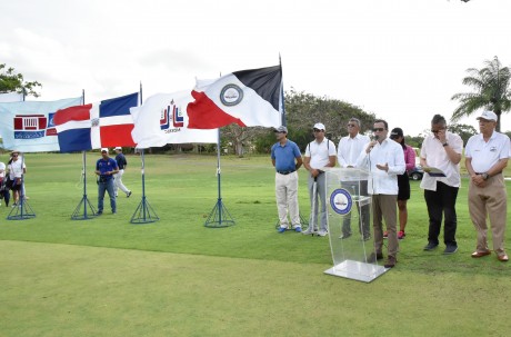  imagen Ministro Andr&eacute;s Navarro en campo de golf afirma que va a promover el deporte en las escuelas 