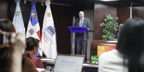  imagen Francisco De &Oacute;leo exponiendo junto&nbsp;a la Organizaci&oacute;n de las Naciones Unidas para la Educaci&oacute;n, la Ciencia y la Cultura (Unesco) 