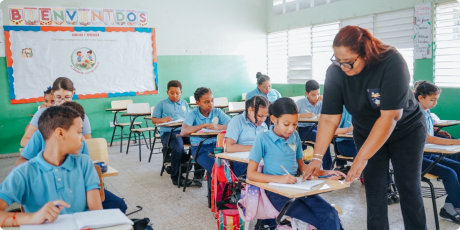  imagen Maestra impartiendo clases&nbsp; 