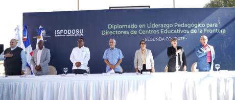  imagen Ministro de Educaci&oacute;n, &Aacute;ngel Hern&aacute;ndez junto a dem&aacute;s autoridades presentes en la mesa de honor. 