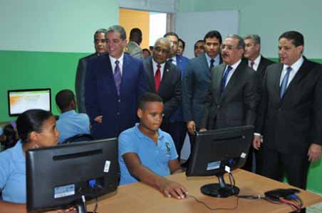 imagen Presidente Medina entrega a Barahona 65 nuevas aulas para Tanda Extendida 