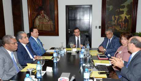 imagen Ministro Andrés Navarro encabeza reunión acompañado de  los representantes de los Organismos Financieros y de Controles del Gobierno Central. 