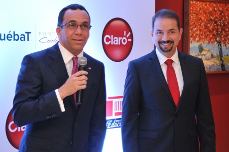  imagen Ministro Andrés Navarro con micrófono en mano, a su lado el presidente de Claro Dominicana, Oscar Peña. 