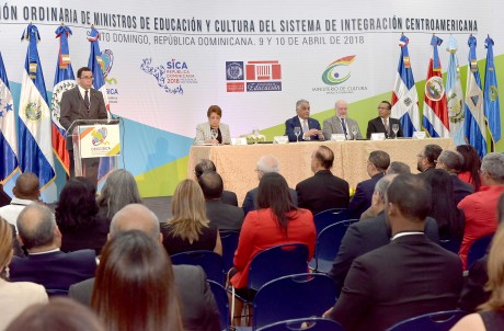  imagen Ministro Andr&eacute;s Navarro en podium se dirige al p&uacute;blico&nbsp; 