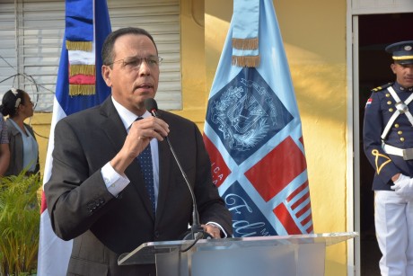  imagen Ministro Pe&ntilde;a Mirabal durante izada de bandera 