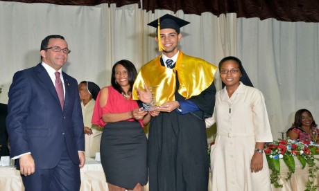  imagen Ministro Andrés Navarro junto a sor Ana Mercedes Sirit entregan reconocimiento al estudiante Cristian Joel Sánchez Cruz. 
