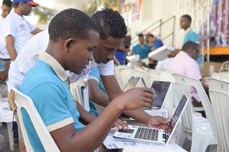  imagen Estudiantes usando notebooks entregadas 
