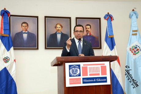  imagen Ministro Andrés Navarro de pie desde podium se dirige a la prensa  