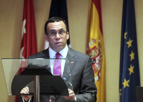  imagen Ministro Andr&eacute;s Navarro en podium expone avances de la Revoluci&oacute;n Educativa del Presidente Danilo Medina 