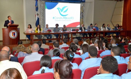  imagen participantes del evento. Ministro Andrés Navarro durante su participación. 