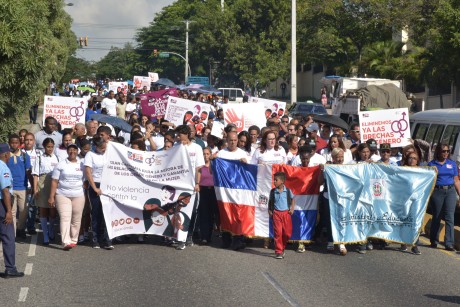  imagen Jóvenes encabezanndo caminata en defenza de los derechos de la mujer 