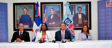  imagen Ministro Pe&ntilde;a Mirabal y presidenta de la ADP Xiomara Guante 