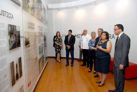  imagen Ministro Andrés Navarro durante su visita por Museo Memorial de la Resistencia, le acompañan otras personalidades. 