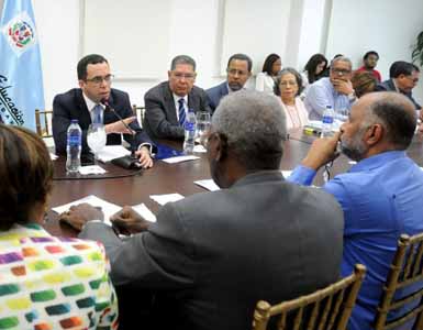  imagen Ministro Andrés Navarro junto a los representantes del Ministerio de Educación y de la Asociación Dominicana de Profesores. 