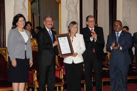  imagen Presidente Medina entrega a Margarita Cordero el Premio Nacional de Periodismo 2015 