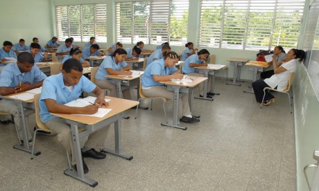  imagen Estudiantes en el aula tomando un examen  