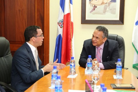  imagen Ministros Andrés Navarro y Ventura Camejo reunidos en despacho del MAP. 
