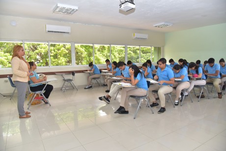  imagen Grupo de estudiantes durante evaluación de pruebas nacionales. 