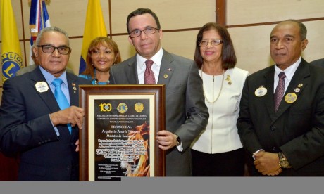  imagen Ministro de Educación Andrés Navarro recibe reconocimiento. 
