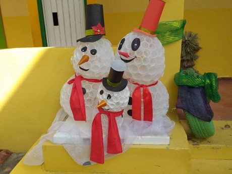  imagen Representación de muñecos de nieve realizada por estudiantes, utilizando vasos plásticos vacíos como insumo. Resultados de concurso Embellece tu Escuela en Navidad. 