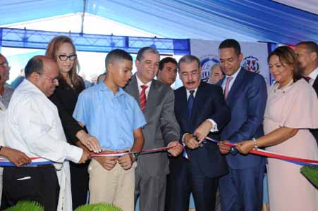  imagen Presidente Danilo Medina inaugura tres centros educativos que combinan 60 aulas en Santiago 