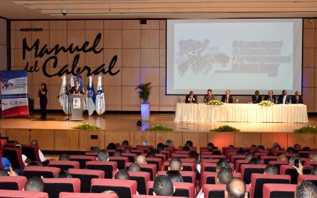  imagen Ministro Andrés Navarro de pie desde podium se dirige a cientos de maestos y técnicos de Educación Física del INEFI 