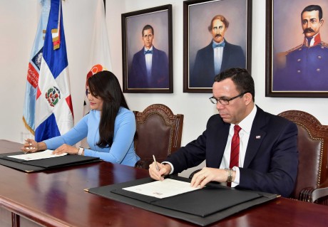  imagen Ministro Andrés Navarro firmando acuerdo con Ministra de la Juventud, Robiamny Balcácer  