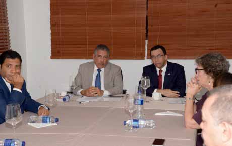  imagen Ministro Andr&eacute;s Navarro y Director IDEICE &nbsp;a la mesa durante reuni&oacute;n. 