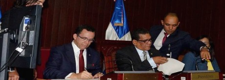  imagen Ministro Andr&eacute;s Navarro y&nbsp;el presidente de la C&aacute;mara Diputados, Rub&eacute;n Maldonado firman acuerdo 