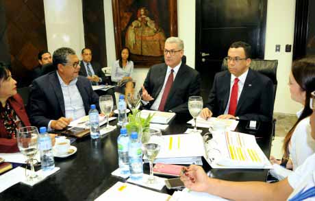  imagen Ministro Andrés Navarro a la mesa durante encuentro, a su lado derecho Gonzalo Castillo; entre otras personalidades. 
