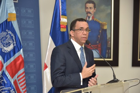  imagen Ministro Andrés Navarro de pie habla en podium  
